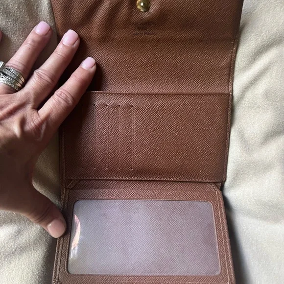 Louis Vuitton wallet with many features. - Picture 6 of 13